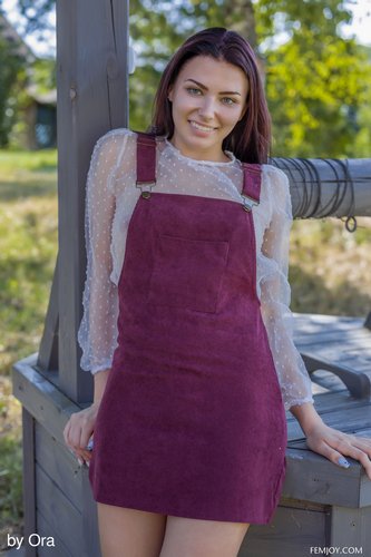 Городская пошлячка разделась возле колодца